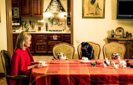 Daria Dontsova ve puglar çay içiyor
